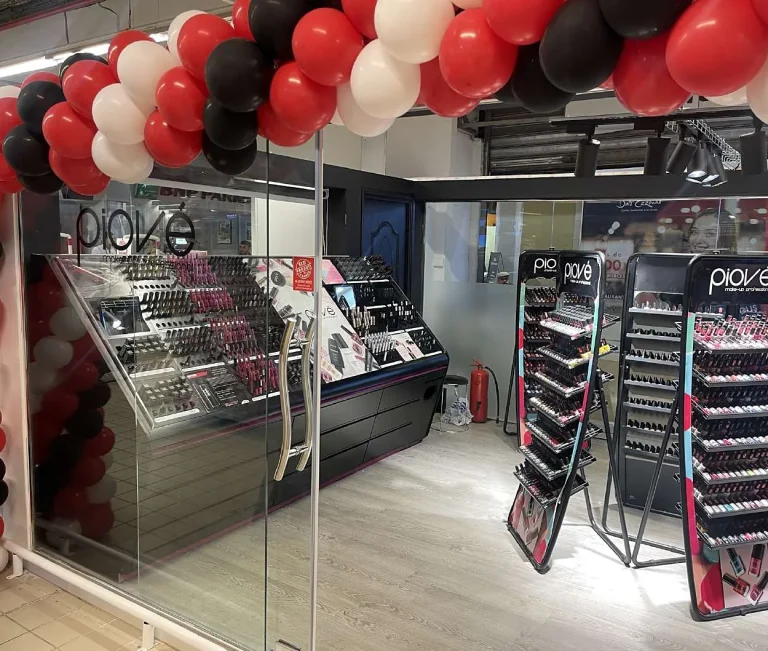 Magasin Piové : présentoirs cosmétiques et mobilier sur mesure