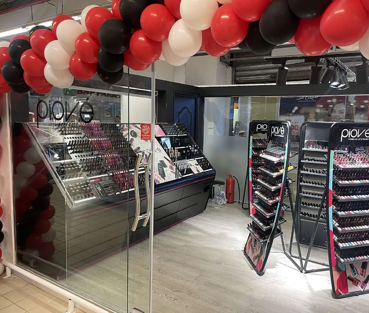 Magasin Piové : présentoirs cosmétiques et mobilier sur mesure