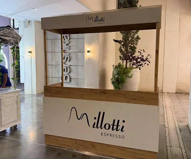 Kiosque Millotti Espresso en bois et panneaux blancs