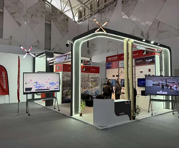 Stand AMS Hikvision : arche noire à contour lumineux, écrans de démonstration