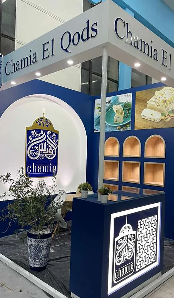 Stand Chamia El Qods : arches, niches éclairées et comptoir au motif oriental