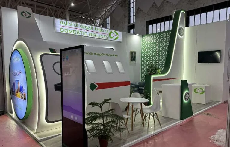 Stand Domestic Airlines en forme de fuselage, réalisé par Imago Graphic