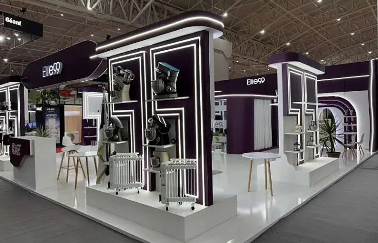 Stand Elite99 : portiques violets et blancs soulignés de lignes LED, petit électroménager exposé