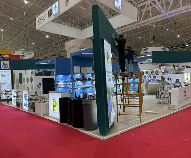 Équipe Imago Graphic en plein montage d’un stand dans un hall d’exposition