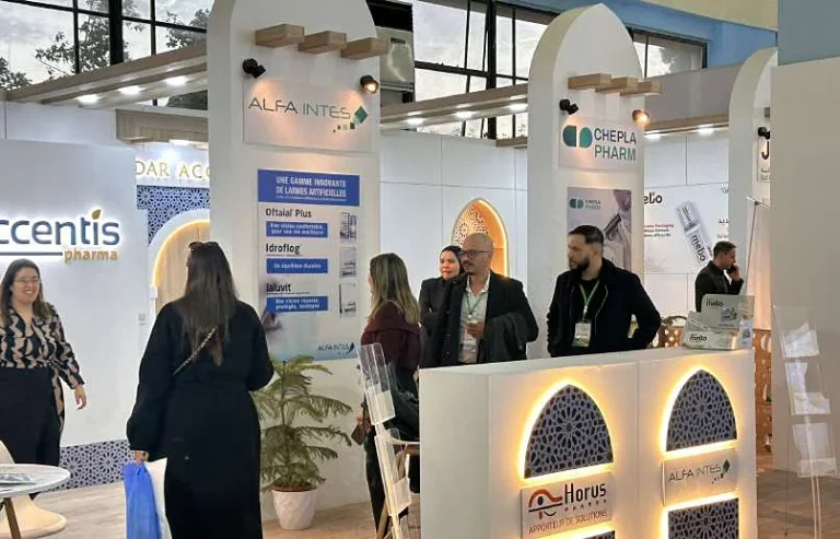 Pavillon pharmaceutique : arches blanches et comptoir rétroéclairé à motif de moucharabieh