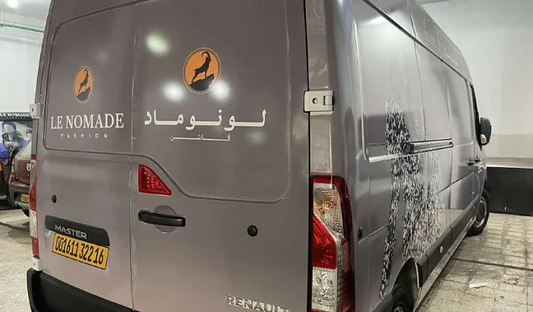Utilitaire habillé aux couleurs de Le Nomade