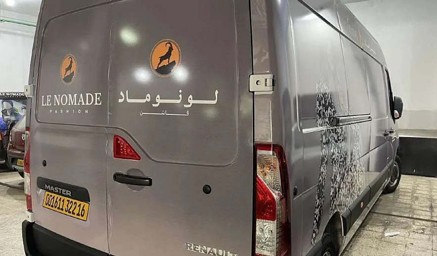 Utilitaire habillé aux couleurs de Le Nomade